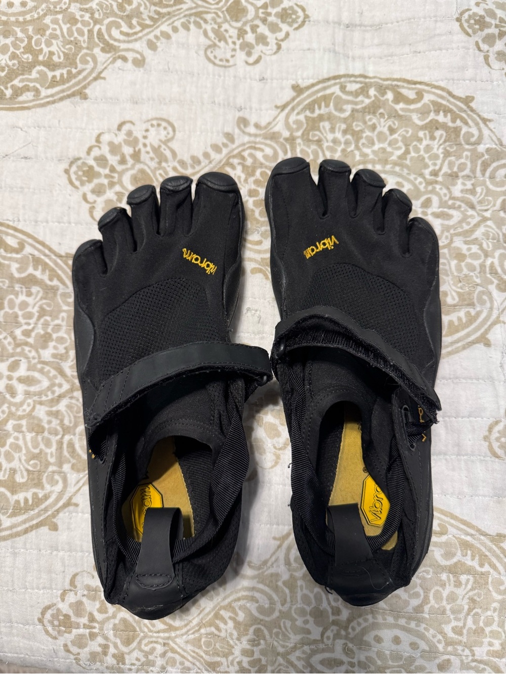 Vibram Mens size 8 or Women’s size 9.5 athletic shoe